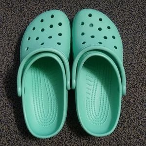 NEAR NEW Neo Mint Crocs Classic Clog